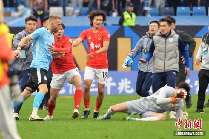 中甲大连英博与广州队赛后冲突引足协重罚 五名