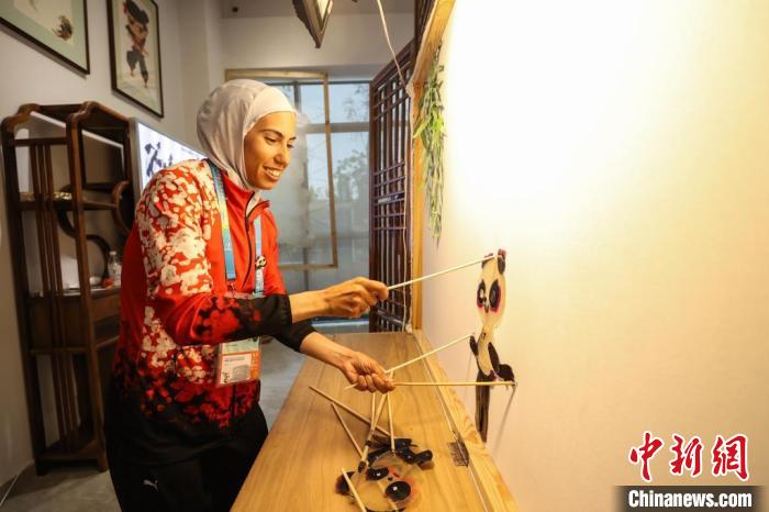 夜游成都大运村：非遗体验与跨文化交融