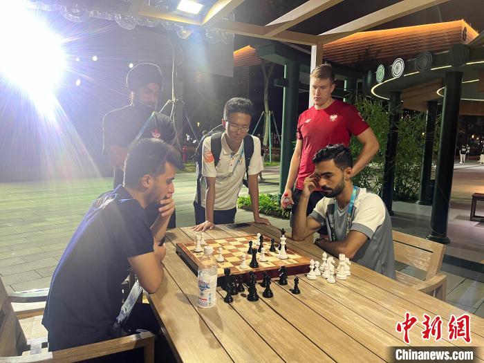 夜游成都大运村：非遗体验与跨文化交融