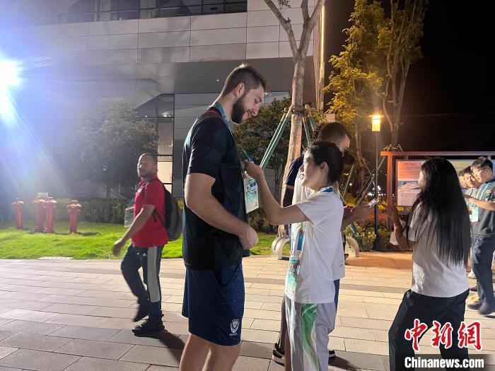 夜游成都大运村：非遗体验与跨文化交融