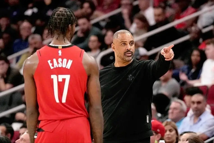 伊森状态暴跌遭火箭贬为替补引交易风波