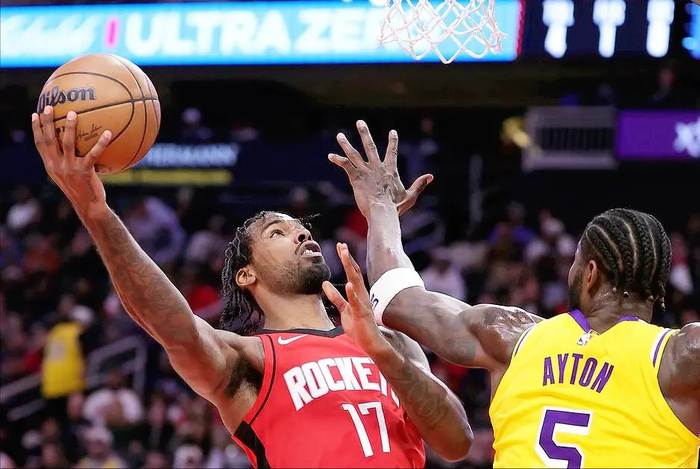 伊森状态暴跌遭火箭贬为替补引交易风波