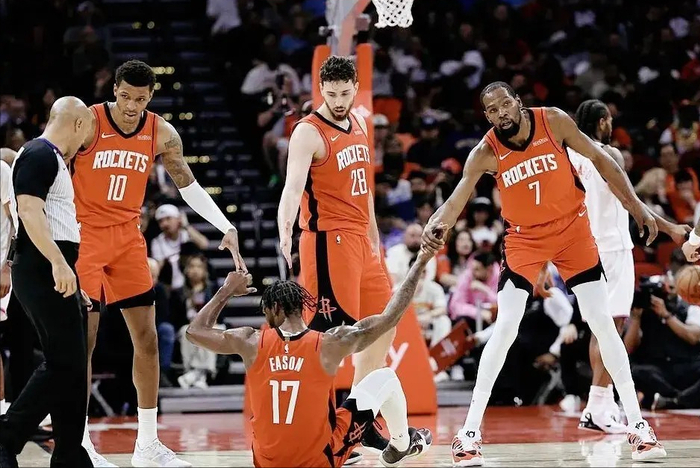 伊森状态暴跌遭火箭贬为替补引交易风波