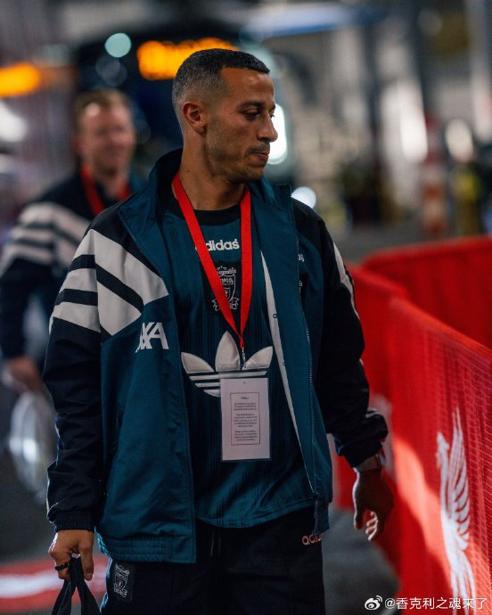 利物浦新球衣引爆球迷热情 拉德克洛普现身发布