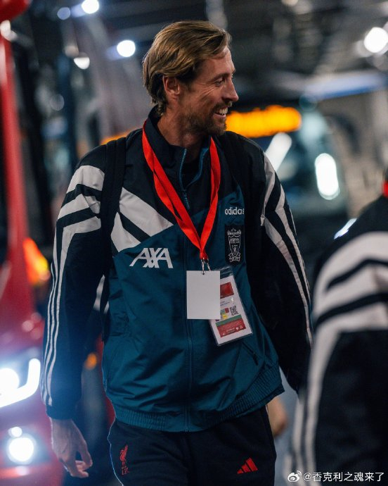 利物浦新球衣引爆球迷热情 拉德克洛普现身发布