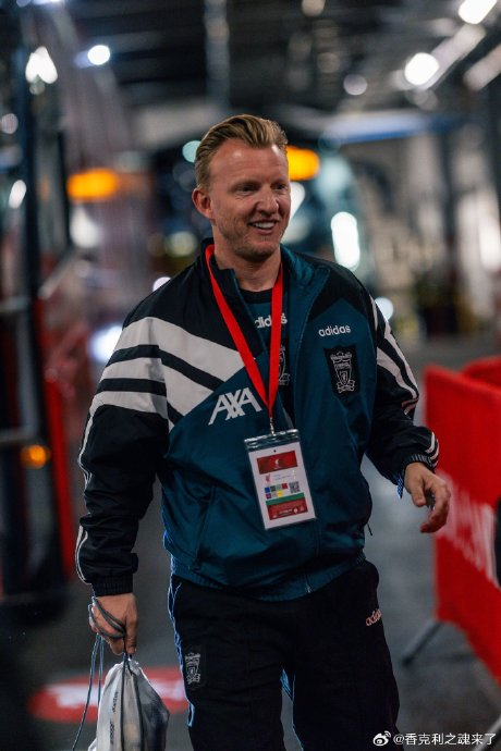 利物浦新球衣引爆球迷热情 拉德克洛普现身发布