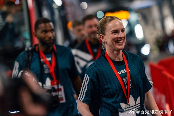 利物浦新球衣引爆球迷热情 拉德克洛普现身发布