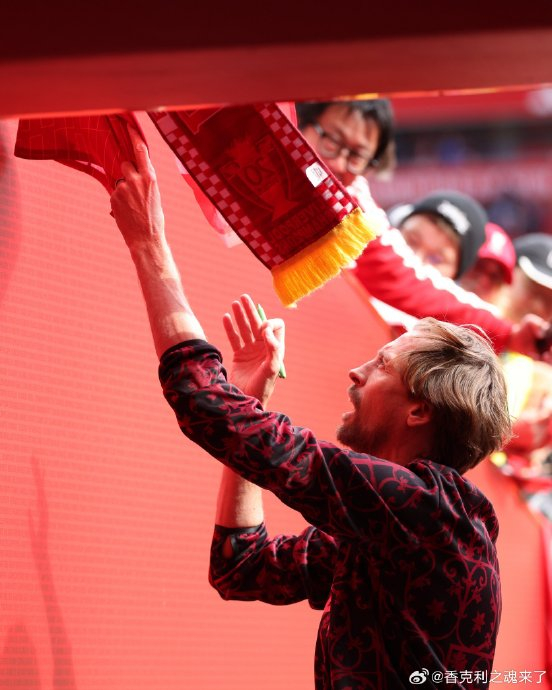 利物浦新球衣引爆球迷热情 拉德克洛普现身发布