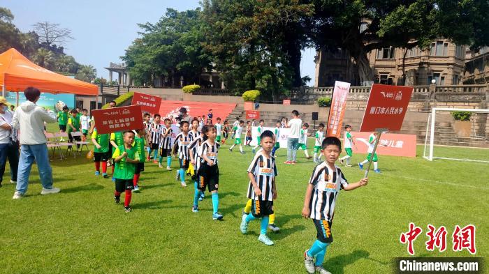 百年球场见证足球传承 百名少年角逐冠军奖杯