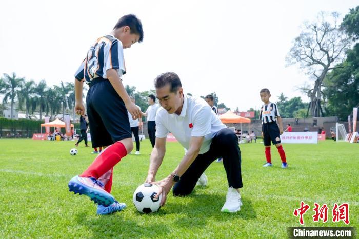 百年球场见证足球传承 百名少年角逐冠军奖杯