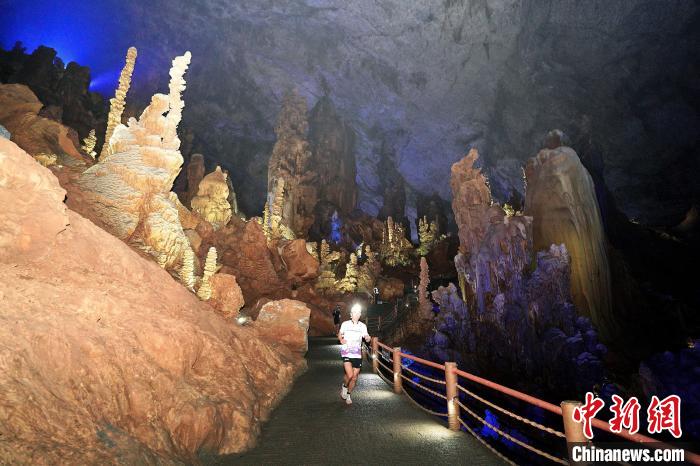 织金洞世界地质公园举行的奔跑贵州山地跑系列