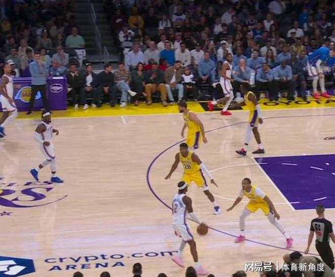 湖人残阵上演逆袭戏剧：全员失误却险胜雷霆